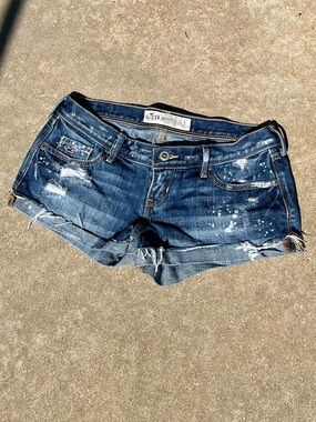 2010’s Hollister Distressed Paint Splatter Micro Low Rise Jean Shorts Size 1